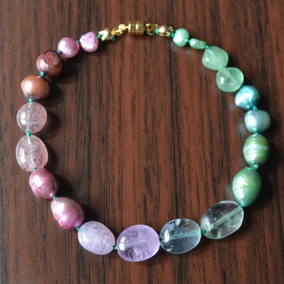 Hand Knotted Gemstone and Pearl Bracelet - Hand Made in Canada - Picture 8 of 9